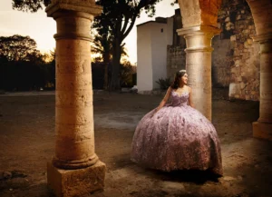 Mujer con vestido lila en arco de piedra