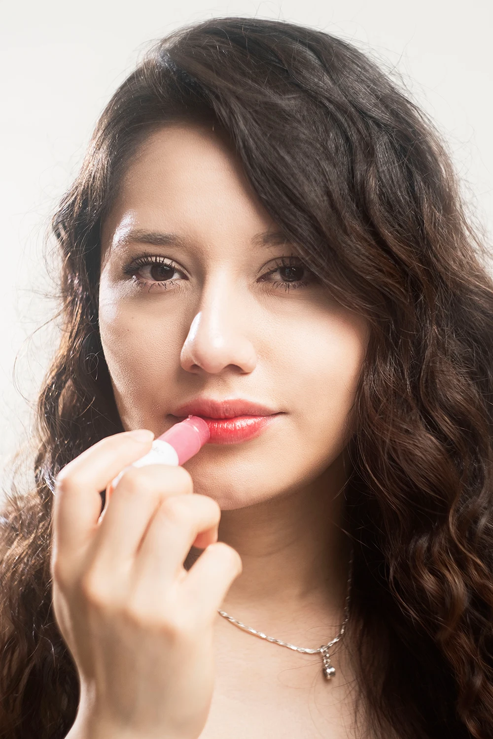 rostro joven de mujer con labial