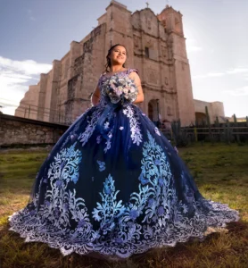 mujer posando frente a ex convento de Yanhuitlán