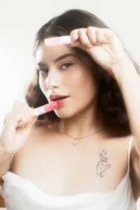 maquillaje de mujer, con vestido blanco