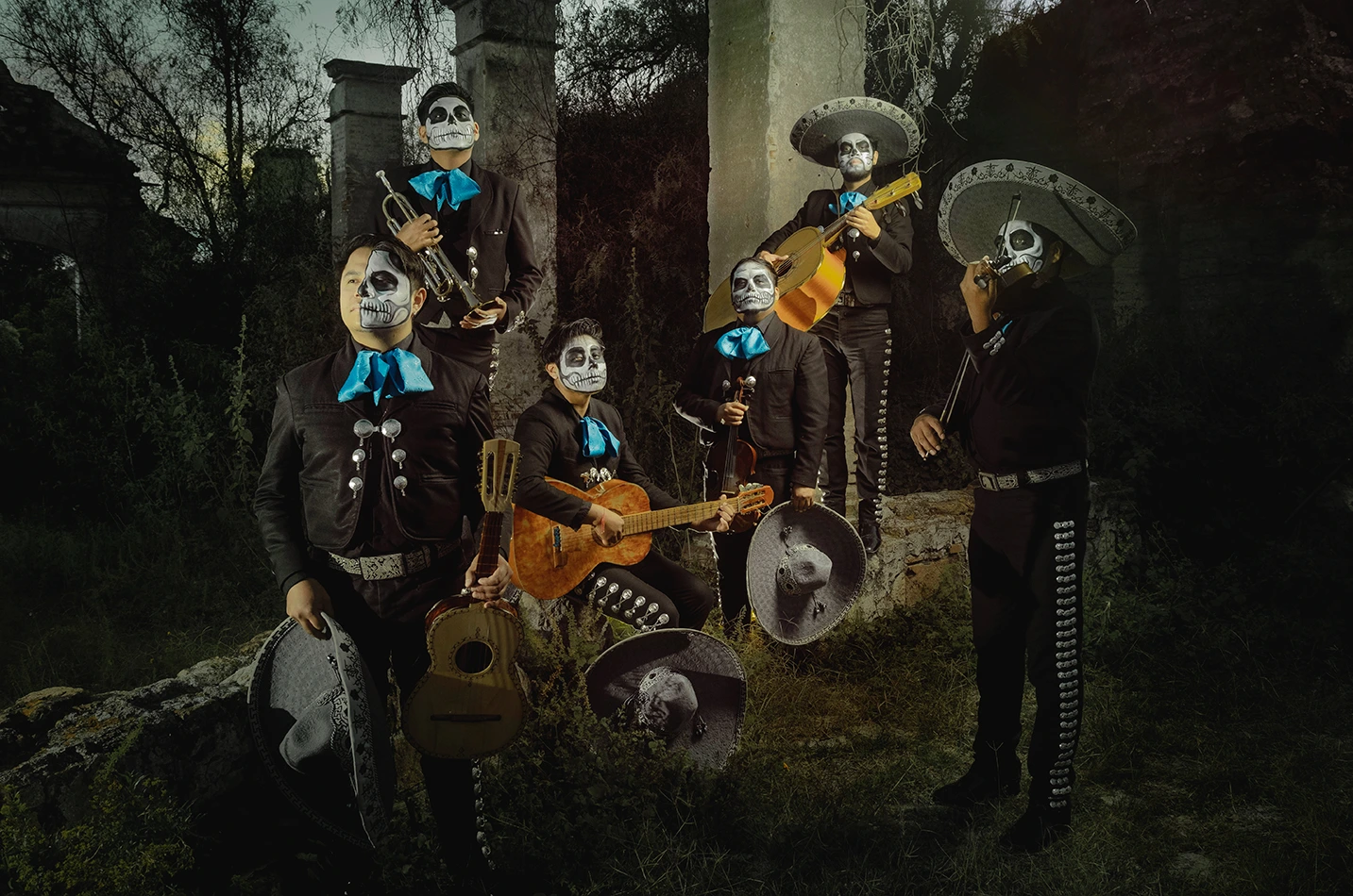 mariachi sujetando instrumentos en haciedna abandonada