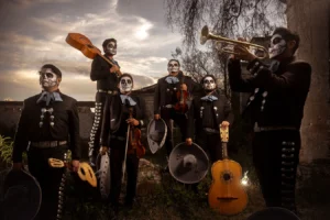 mariachi parado en casa antigua