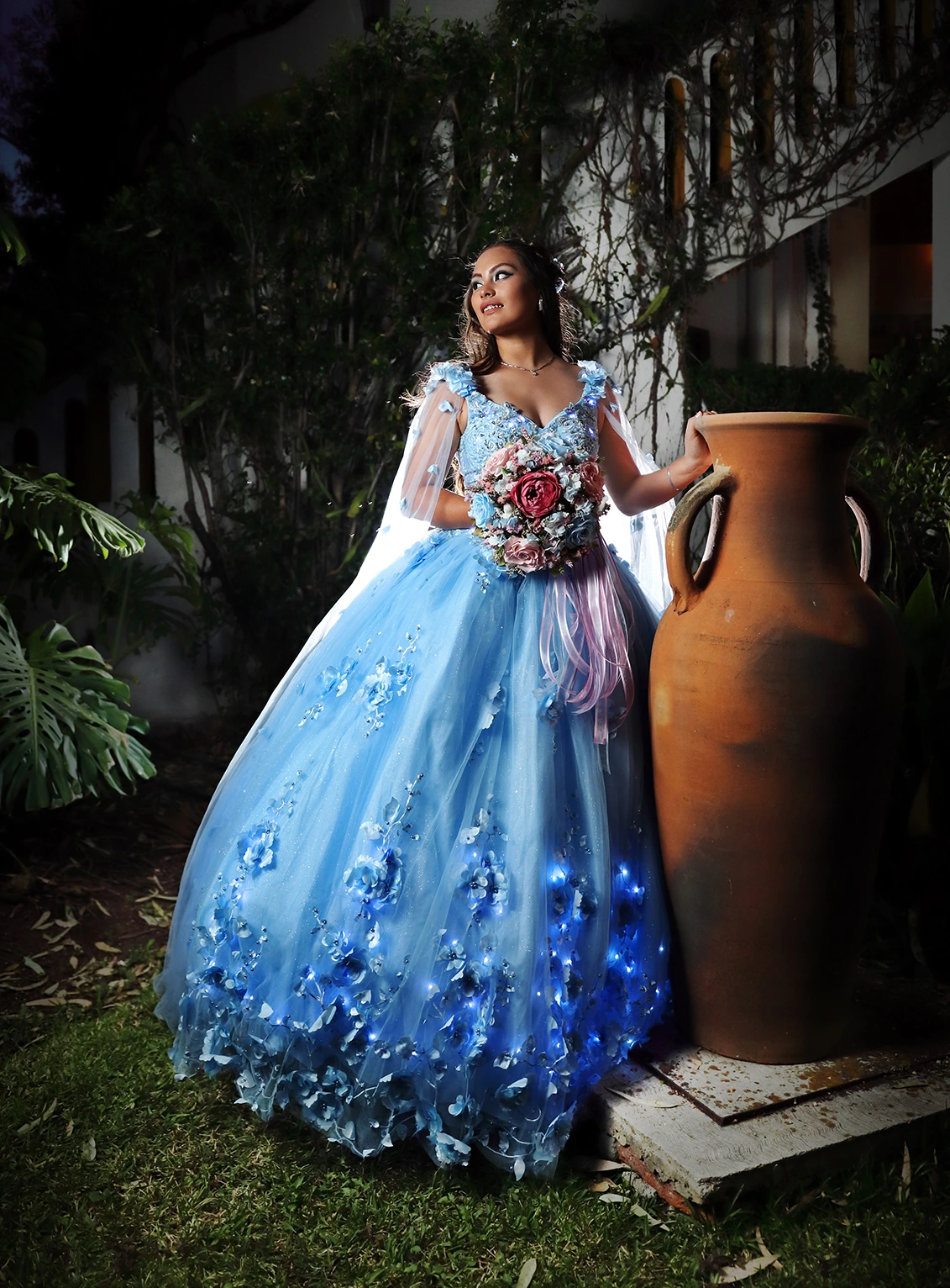 Mujer de quince años con vestido de princesa en hacienda de Oaxaca
