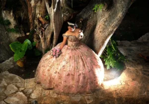 mujer con vestido dorado para fiesta posando en alberca de noche