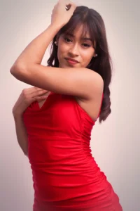 mujer posando con vestido rojo