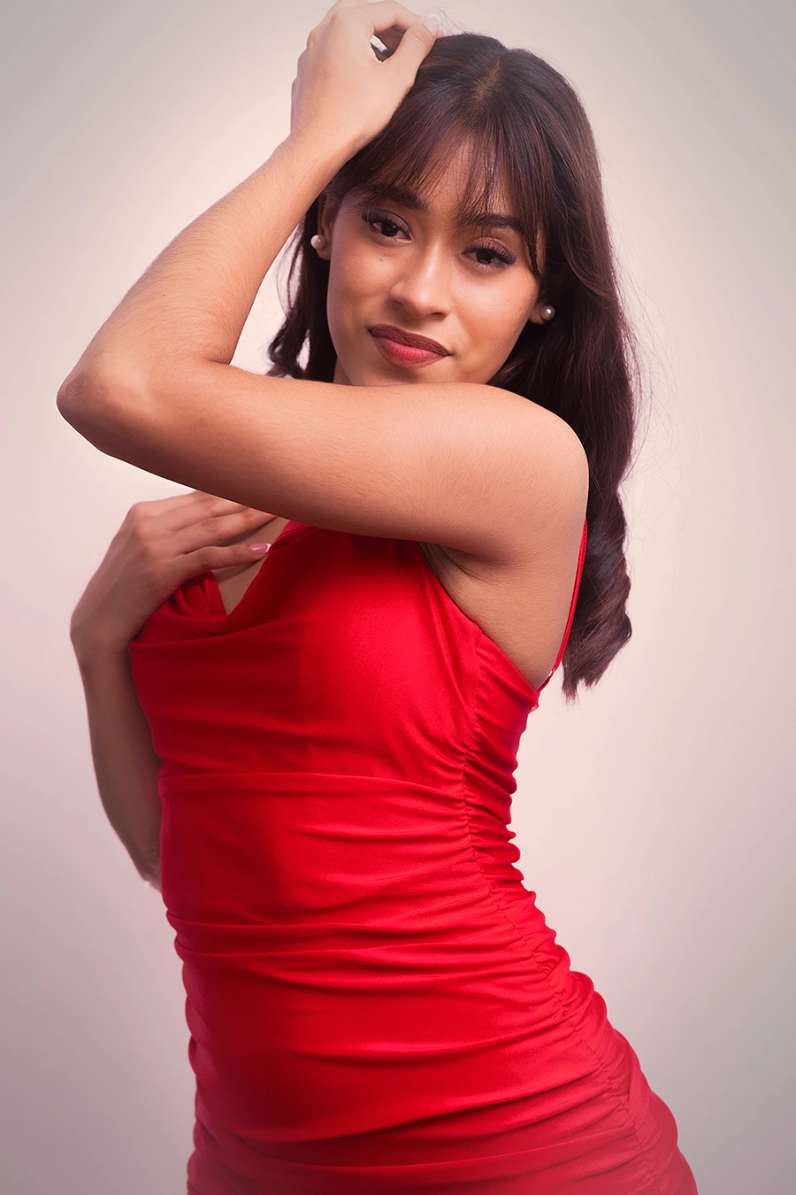 mujer posando con vestido rojo