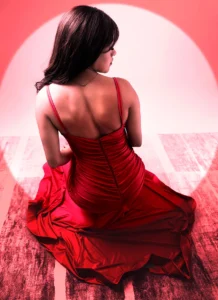 espalda de mujer joven usando vestido elegante