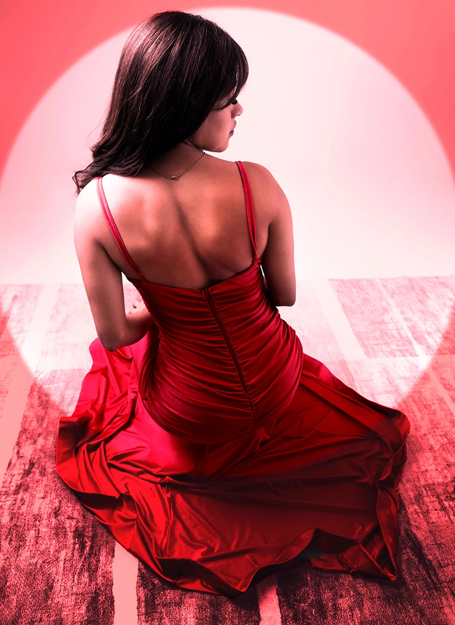 espalda de mujer joven usando vestido elegante