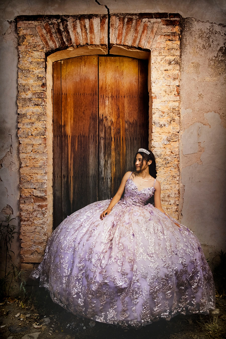 Mujer en paisaje antiguo