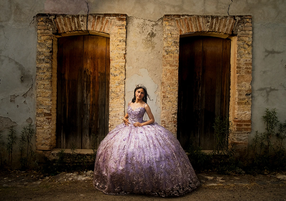 Vestido de XV años lila- Mujer posando en puerta antigua