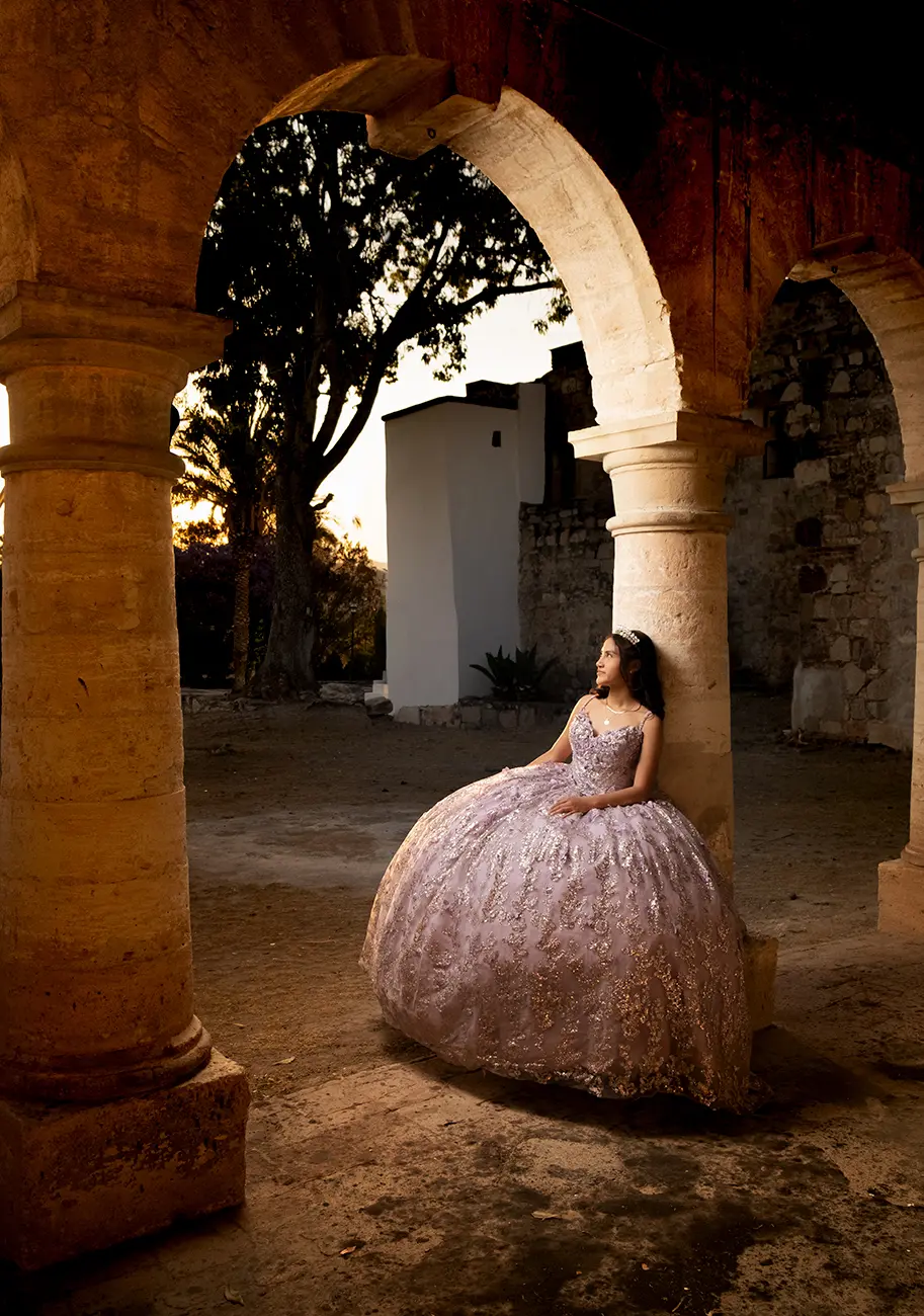 Arco de piedra y mujer con vestido lila