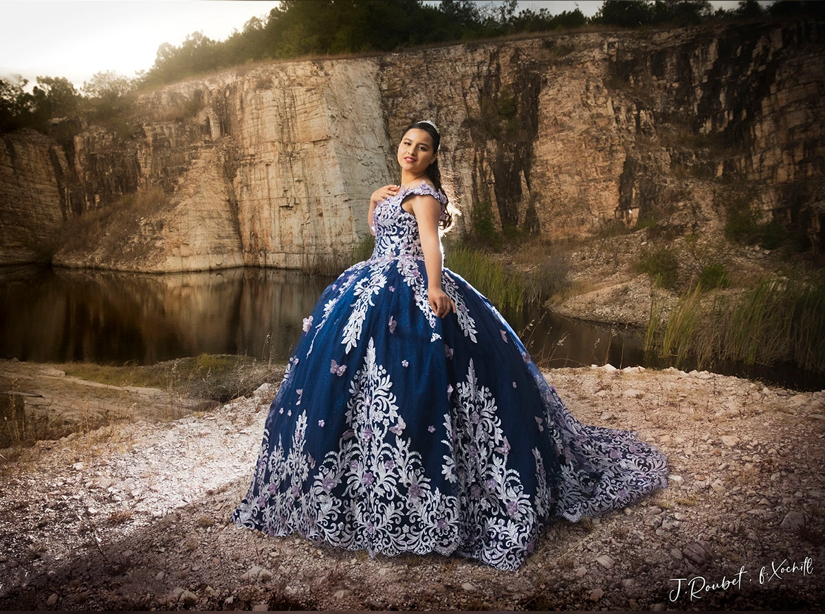 Mujer con vestido de campana posando frente a lago de Oaxaca