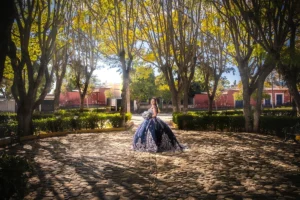 mujer con vestido elegante para fiesta de quince años, posando en un parque